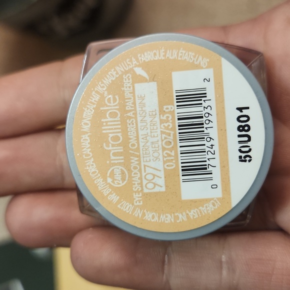 **Free with Bundle** L’Oreal Infallible Eyeshadow, Eternal Sunshine - Picture 3 of 5